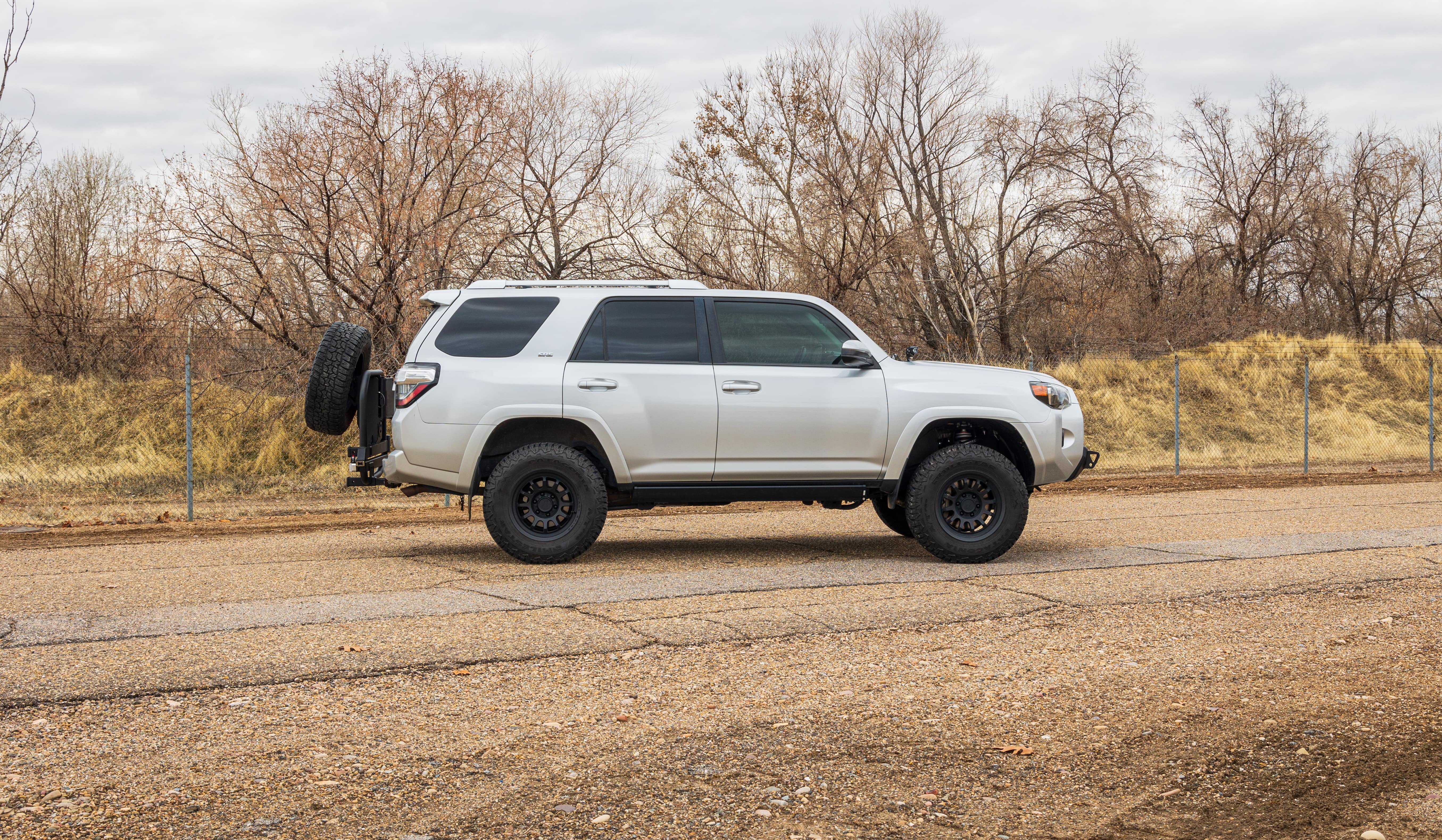 Defender Hitch Mounted Swing-Out Tire Carrier view 17